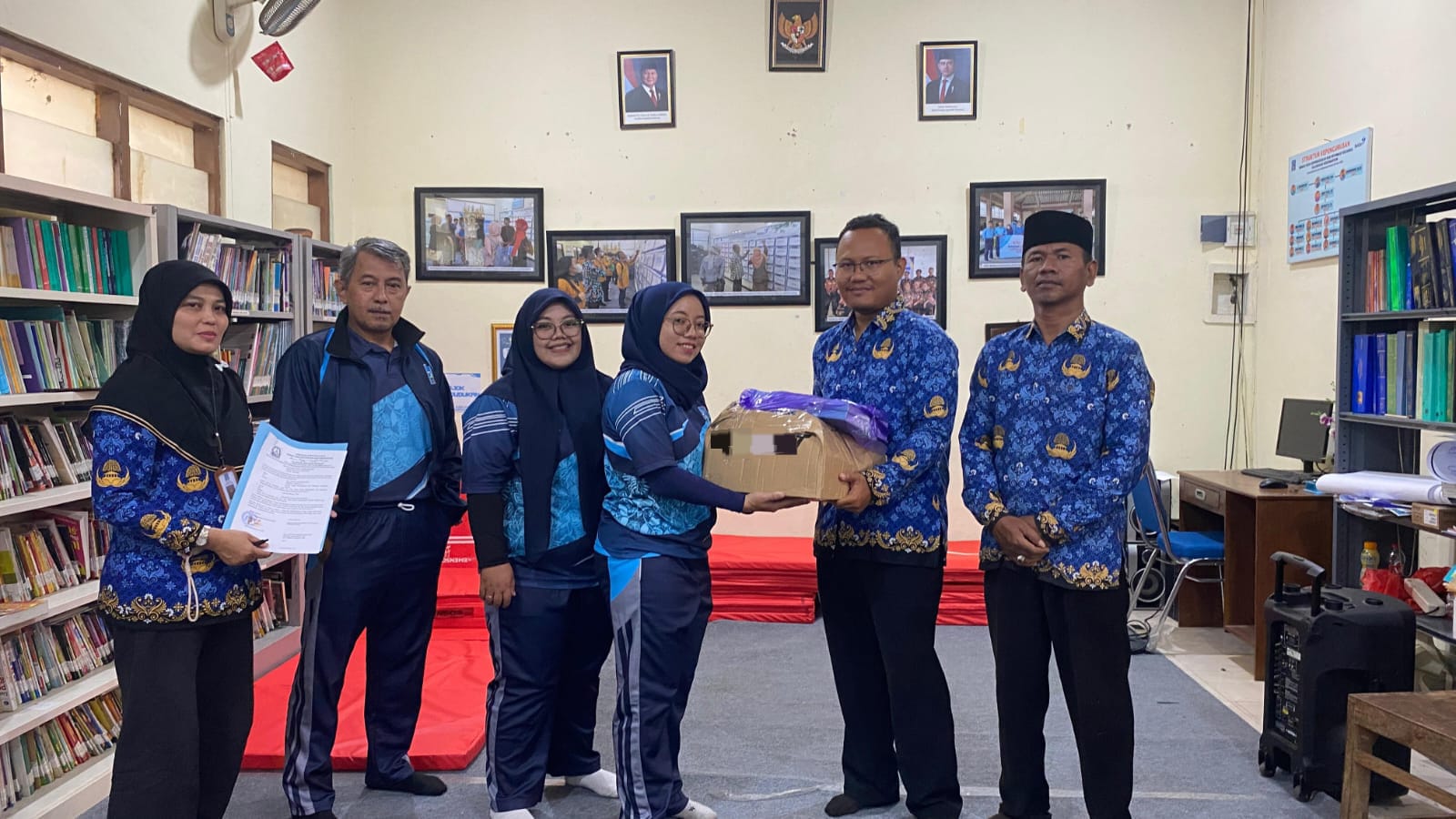 Serah Terima dan Tanda Tangan Berita Acara Bantuan Hibah Bahan Pustaka